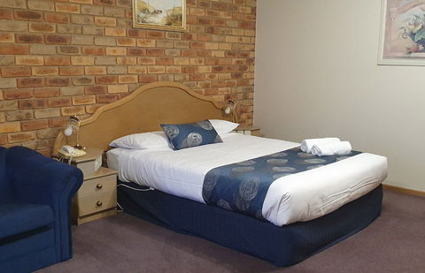 Pines Country Club Motor Inn - Rental Cars 2