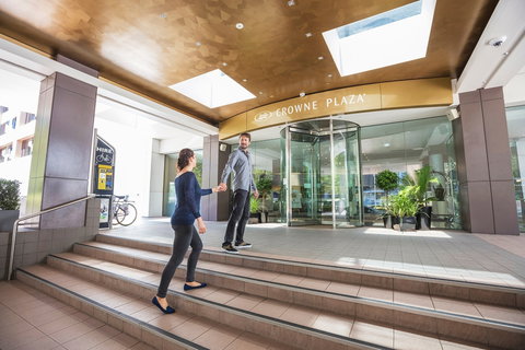 Crowne Plaza Canberra - Rental Cars 0