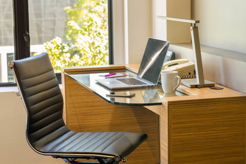 Crowne Plaza Canberra - Rental Cars 5