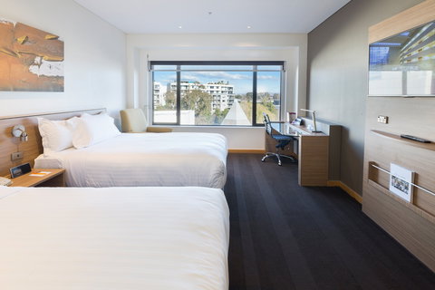 Crowne Plaza Canberra - Rental Cars 6