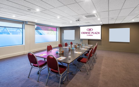 Crowne Plaza Canberra - Rental Cars 8