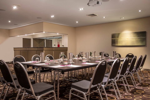 Crowne Plaza Canberra - Rental Cars 10