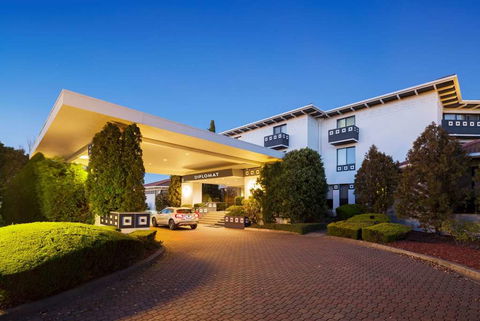 Ramada By Wyndham Diplomat Canberra - Rental Cars 0