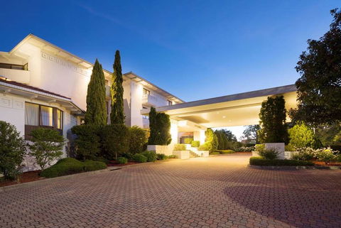 Ramada By Wyndham Diplomat Canberra - Rental Cars 1