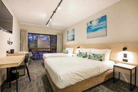 Kawana Waters Hotel By NightCap - Rental Cars 2