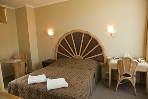 Dawson Motor Inn - Rental Cars 1