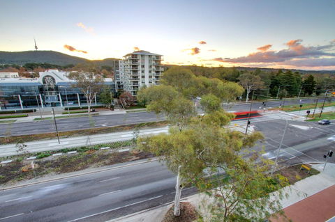 IQ Smart Apartments 704 Braddon ACT - Rental Cars 6