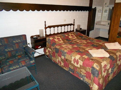 Bordertown Motel - Rental Cars 9