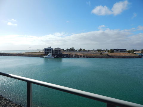 Wallaroo Marina Executive Apartments - Rental Cars 18