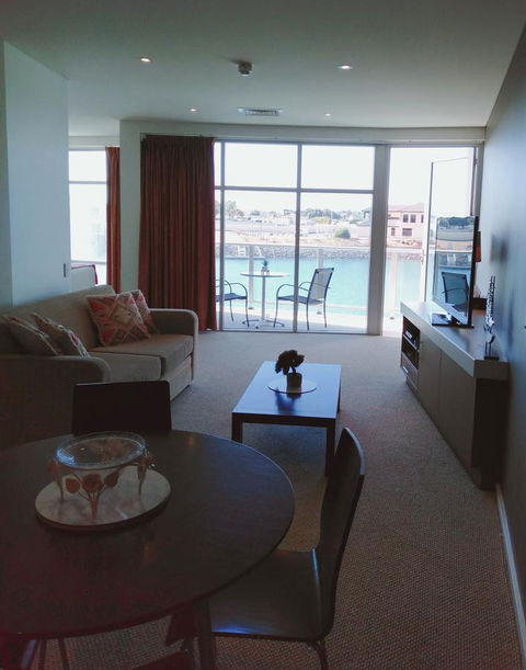 Wallaroo Marina Executive Apartments - Rental Cars 5