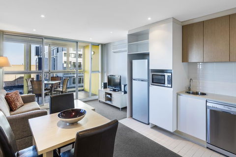 IStay Precinct Adelaide - Rental Cars 16