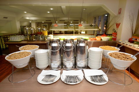 Ibis Styles Adelaide Grosvenor - Rental Cars 9