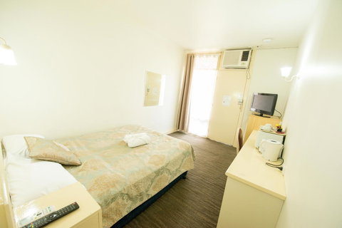 Jacksons Motor Inn - Rental Cars 34