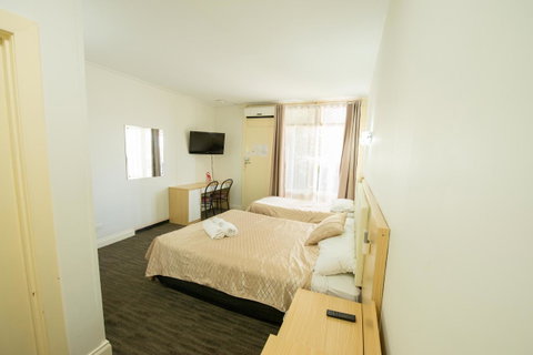 Jacksons Motor Inn - Rental Cars 17