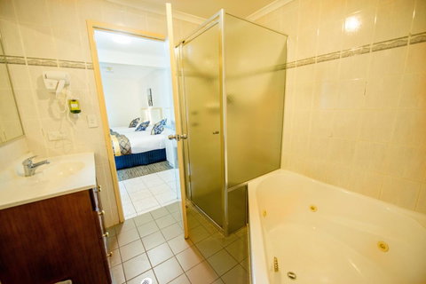 Jacksons Motor Inn - Rental Cars 9
