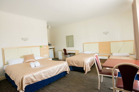 Jacksons Motor Inn - Rental Cars 12