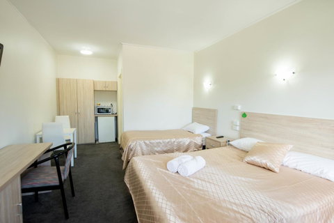 Jacksons Motor Inn - Rental Cars 14