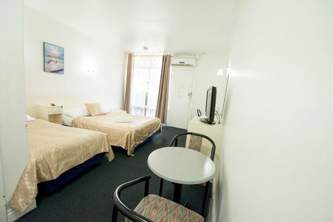 Jacksons Motor Inn - Rental Cars 15