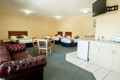 Jacksons Motor Inn - Rental Cars 25