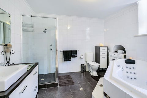 \'THE CHURCH\' Guest Home, Gawler Barossa Region - Rental Cars 5