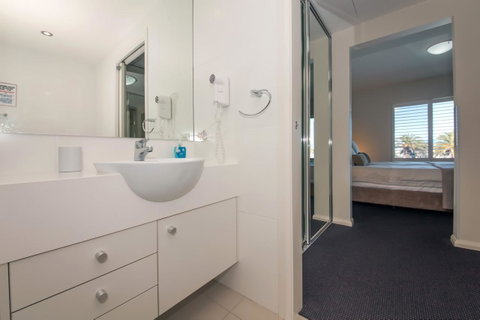 Pacific Blue 278-265 Sandy Pt Rd- Dual Key Access, Wifi, Linen And Air Conditioning - Rental Cars 12