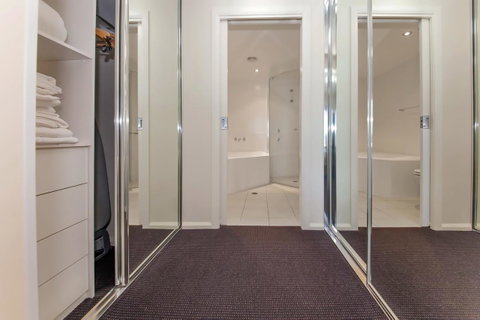 Pacific Blue 278-265 Sandy Pt Rd- Dual Key Access, Wifi, Linen And Air Conditioning - Rental Cars 13
