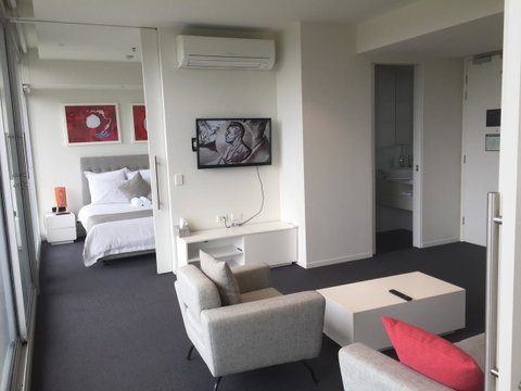 Tasha\'s Apartments On Warwick - Rental Cars 6