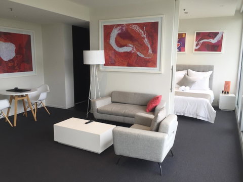 Tasha\'s Apartments On Warwick - Rental Cars 9