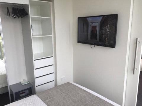 Tasha\'s Apartments On Warwick - Rental Cars 7