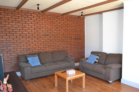 Prospect Holiday House - Rental Cars 4