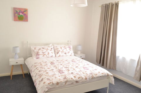 Prospect Holiday House - Rental Cars 1