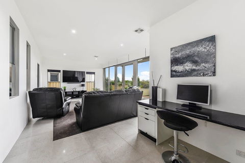 KENNEDY EXECUTIVE TOWNHOUSE - Rental Cars 16