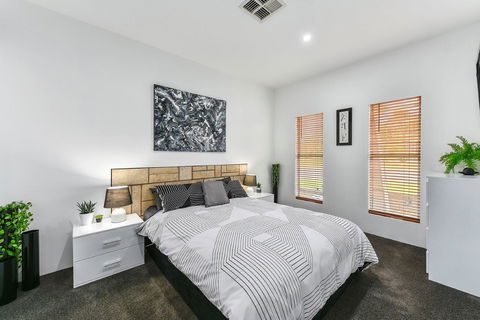 KENNEDY EXECUTIVE TOWNHOUSE - Rental Cars 4