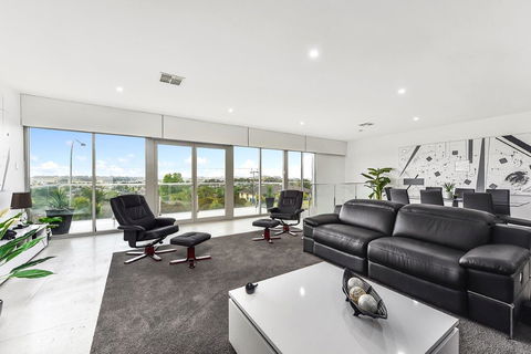 KENNEDY EXECUTIVE TOWNHOUSE - Rental Cars 13