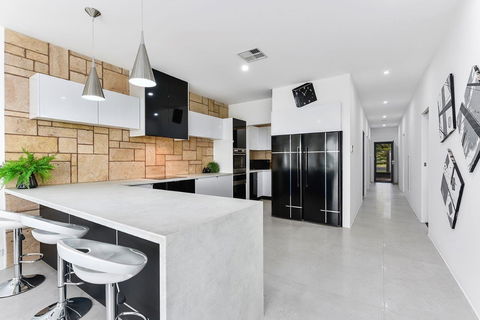 KENNEDY EXECUTIVE TOWNHOUSE - Rental Cars 6