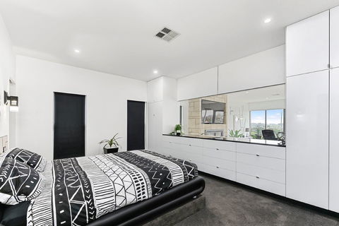KENNEDY EXECUTIVE TOWNHOUSE - Rental Cars 11