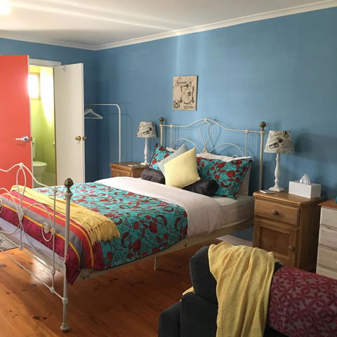 KI Dragonfly Guesthouse - Rental Cars 7