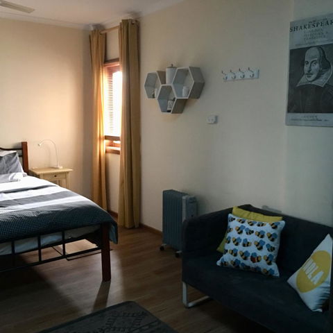 KI Dragonfly Guesthouse - Rental Cars 30