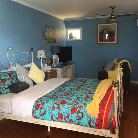 KI Dragonfly Guesthouse - Rental Cars 8