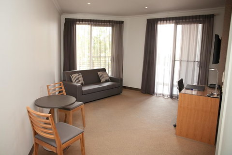 Mawson Lakes Hotel - Rental Cars 38