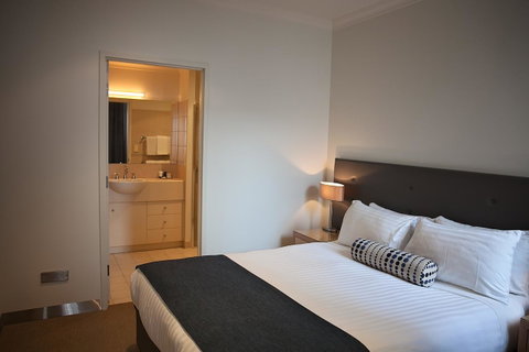 Mawson Lakes Hotel - Rental Cars 3