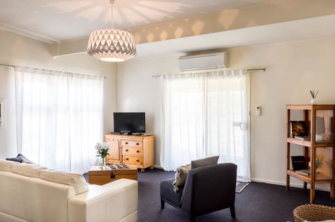 20 Hill Avenue Bed & Breakfast - Rental Cars 26