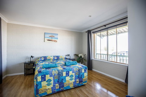 Shark Bay Seafront Apartments - Rental Cars 31