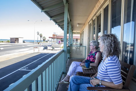 Shark Bay Seafront Apartments - Rental Cars 19