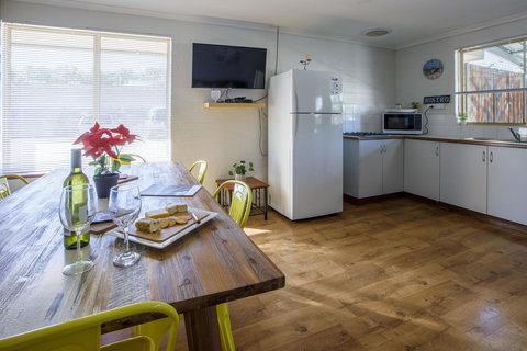 Shark Bay Seafront Apartments - Rental Cars 37