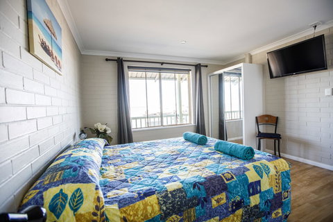Shark Bay Seafront Apartments - Rental Cars 4
