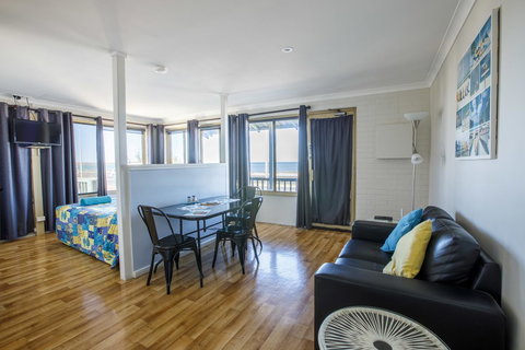 Shark Bay Seafront Apartments - Rental Cars 34