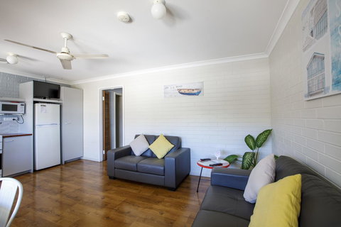 Shark Bay Seafront Apartments - Rental Cars 8