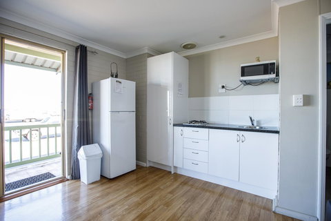 Shark Bay Seafront Apartments - Rental Cars 5