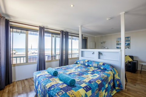 Shark Bay Seafront Apartments - Rental Cars 16